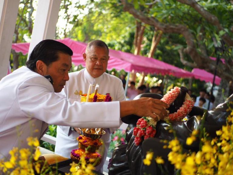 พิธีบวงสรวงและถวายพวงมาลา เนื่องในวันปิยมหาราช ณ พิพิธภัณฑ์พระจุฑาธุชราชฐาน เกาะสีชัง